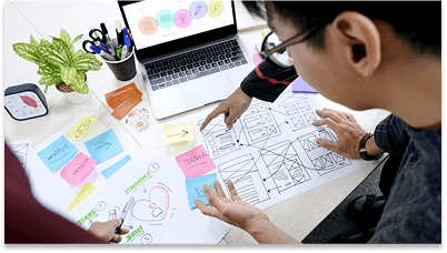 Design team collaborating and discussing solutions during UI/UX project